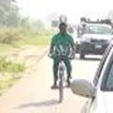 Nigeria, 103 km in bici con un pallone in testa: il record del calciatore